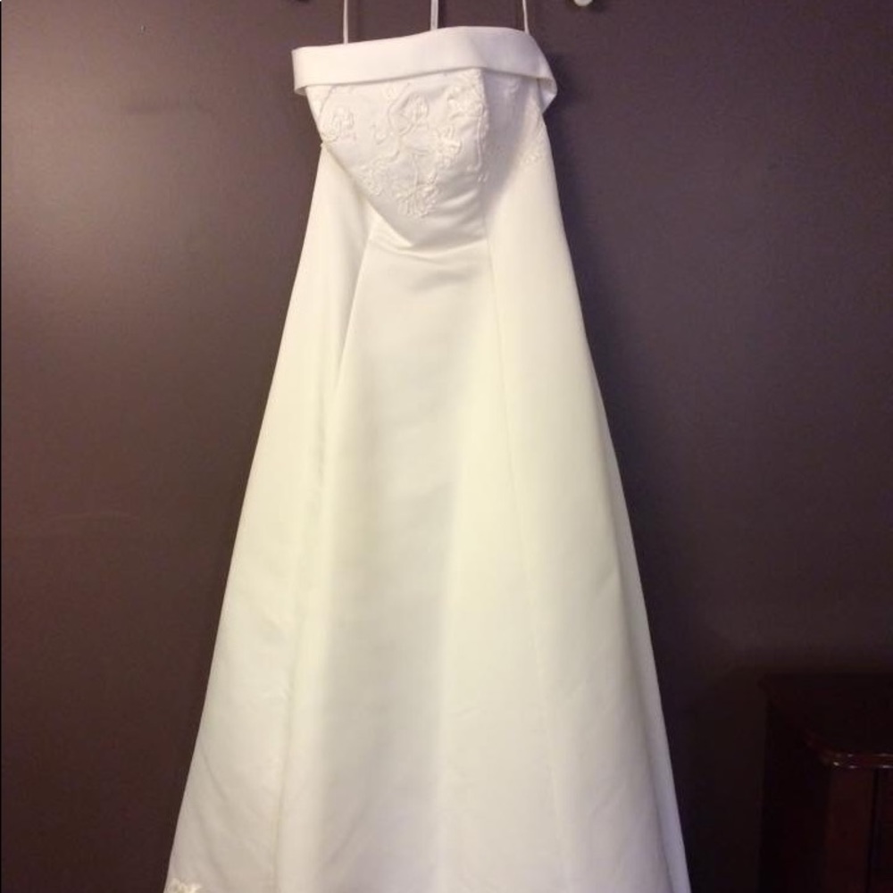 Never worn!! Beautiful Strapless Wedding Dress